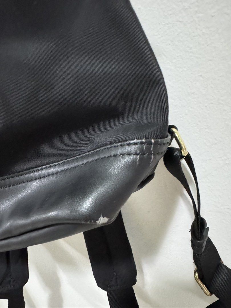 Targus Laptop Bag (Category: Laptop Bags & Sleeves) located in Quezon City. Submitted by saynic (Listing ID 1447809203, Image 3). Description: Size can be seen based on iphone 11 plus Please see photos attached Flaws are uploaded as well in the photos. Zippers and compartment are all well maintained..