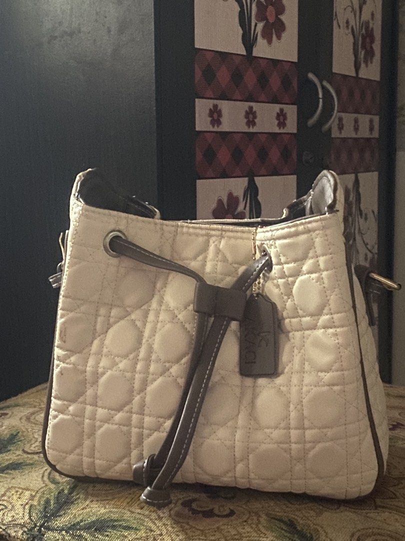 tas akaci (Kategori: Tas & Dompet Wanita) berada di Medan. Dikirim oleh preloved.by.nin (ID iklan 1447737583, Gambar 3). Deskripsi: bisa oren dom medan .