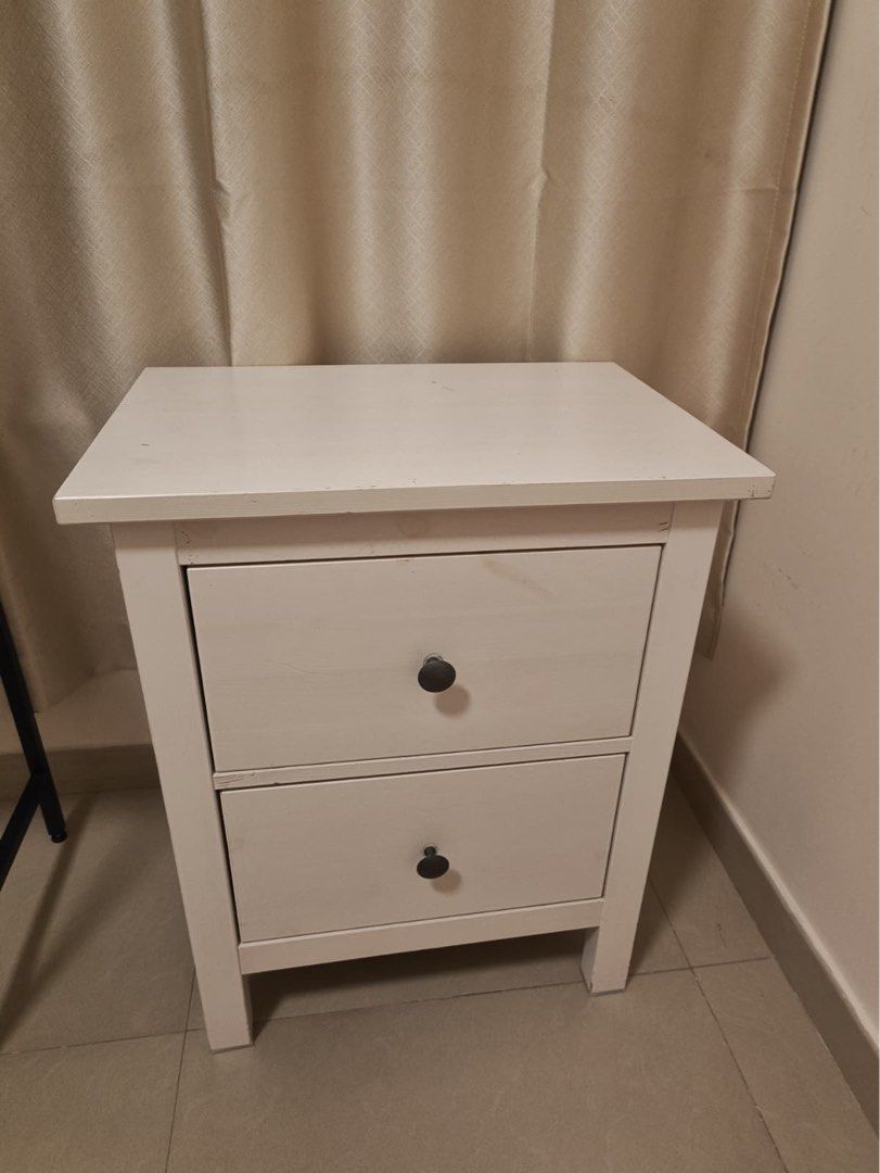 Bed Side table （分類：櫃子、組合櫃及置物架）位於 Hong Kong。 由 roo21 提交（商品編號 1447823993，圖片 1）。簡介： Very high quality Two are available for $200 beautiful spotless white simple white nightstand It has two drawers with black knobs. Great for storing bedside essentials.。