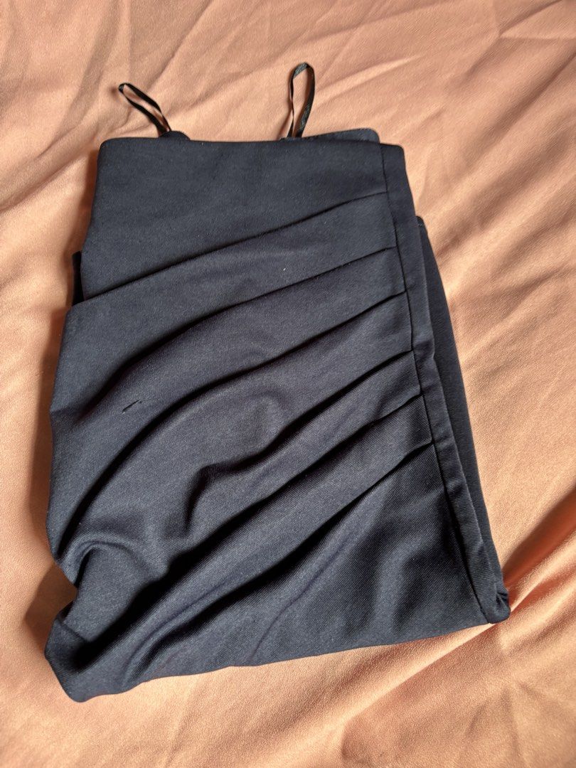 Unica office skirt (Category: Skirts) located in San Juan City. Submitted by ywkly (Listing ID 1447716360, Image 3). Description: With zip at the back.