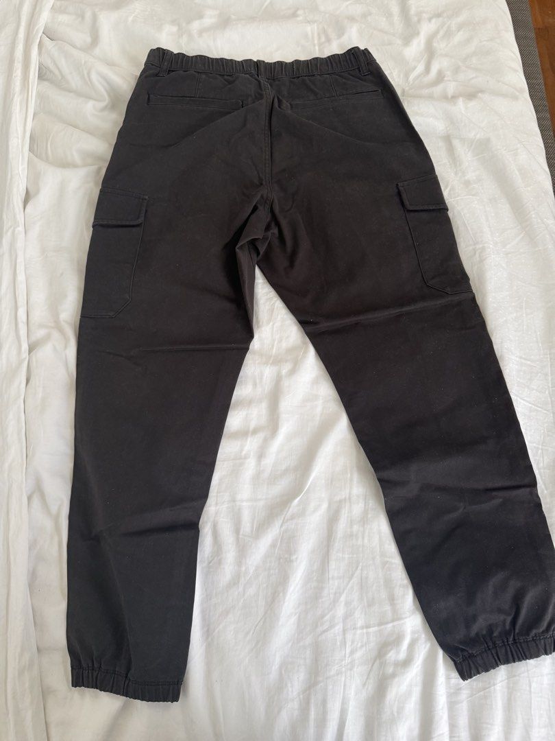 Uniqlo Cargo Pants Black Size S (Category: Chinos) located in Quezon City. Submitted by enchongsarchives (Listing ID 1447737624, Image 2). Description: - Uniqlo Black Cargo Jogger Pants - Size: S - Features: Elastic waistband with drawstring, elastic cuffs - Pockets: Two side pockets, two leg cargo pockets - Origin: Made in Vietnam.
