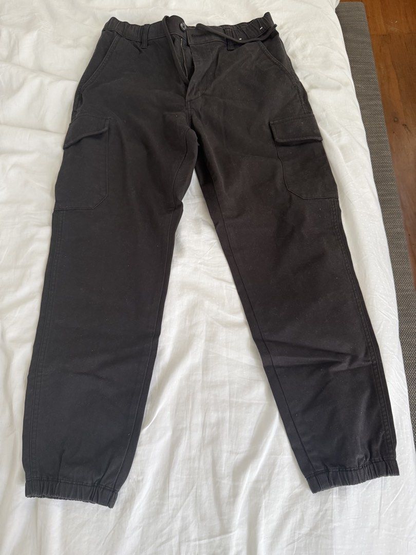 Uniqlo Cargo Pants Black Size S (Category: Chinos) located in Quezon City. Submitted by enchongsarchives (Listing ID 1447737624, Image 1). Description: - Uniqlo Black Cargo Jogger Pants - Size: S - Features: Elastic waistband with drawstring, elastic cuffs - Pockets: Two side pockets, two leg cargo pockets - Origin: Made in Vietnam.