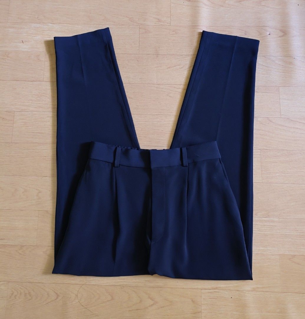 Uniqlo Women Draped Pants (Category: Other Bottoms) located in Lucena. Submitted by edzbarrameda (Listing ID 1447818968, Image 3). Description: Uniqlo Women Draped Pants Navy Blue Small.