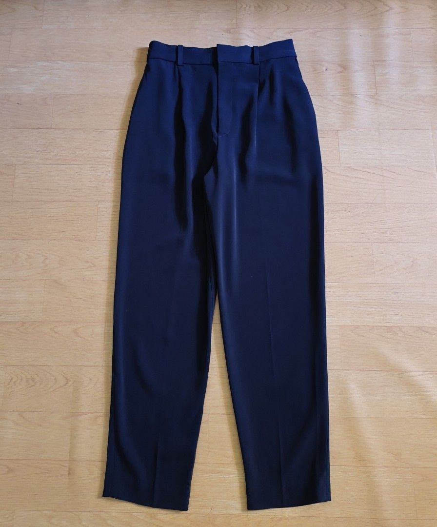 Uniqlo Women Draped Pants (Category: Other Bottoms) located in Lucena. Submitted by edzbarrameda (Listing ID 1447818968, Image 2). Description: Uniqlo Women Draped Pants Navy Blue Small.
