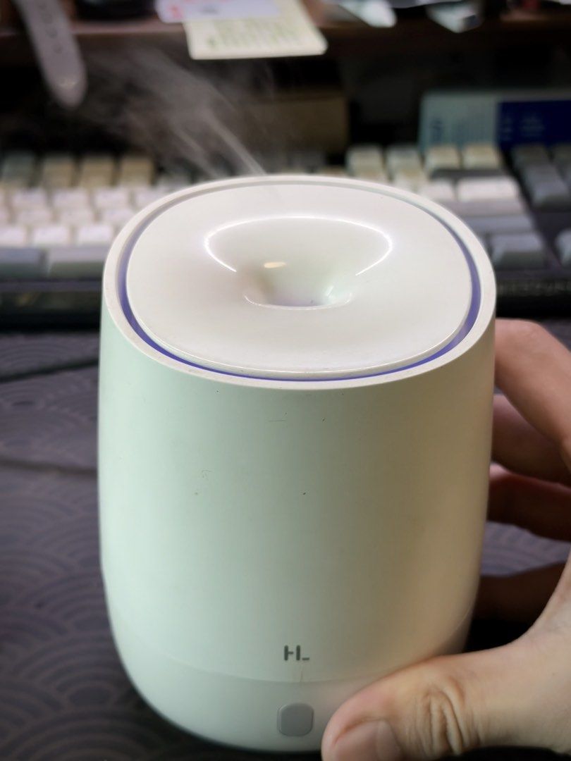 USB Diffuser Humidifier (Category: Home Fragrance) located in Singapore. Submitted by starrystarrynight_ (Listing ID 1447703913, Image 2). Description: HL USB Mini Air Diffuser/ Humidifier Small size, 120ML, good for small home/ office Seldom used hence selling .