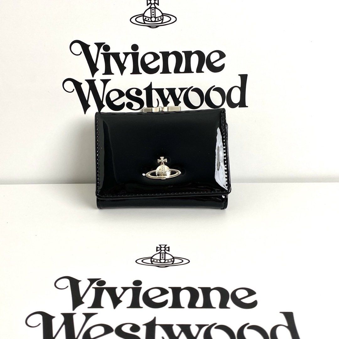 Vivienne Westwood 經典黑漆皮浮雕土星Logo 卡包散子包 （分類：銀包、卡片套）位於 Hong Kong。 由 summer.luxe 提交（商品編號 1447774251，圖片 2）。簡介： Westwood 手袋銀包均有齊專櫃包裝，信心保證❤️ ✅包裝盒 ✅皮具包裝袋 ✅產品說明書 付款方式💰 Payme/fps轉數快/Alipay 送貨安排🚚 順豐智能櫃/上門，付款後4-5日內寄出。
