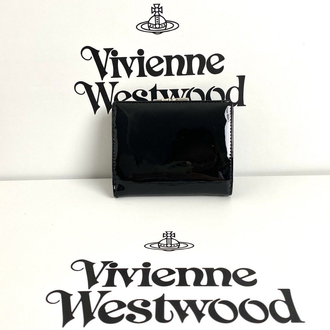 Vivienne Westwood 經典黑漆皮浮雕土星Logo 卡包散子包 （分類：銀包、卡片套）位於 Hong Kong。 由 summer.luxe 提交（商品編號 1447774251，圖片 3）。簡介： Westwood 手袋銀包均有齊專櫃包裝，信心保證❤️ ✅包裝盒 ✅皮具包裝袋 ✅產品說明書 付款方式💰 Payme/fps轉數快/Alipay 送貨安排🚚 順豐智能櫃/上門，付款後4-5日內寄出。