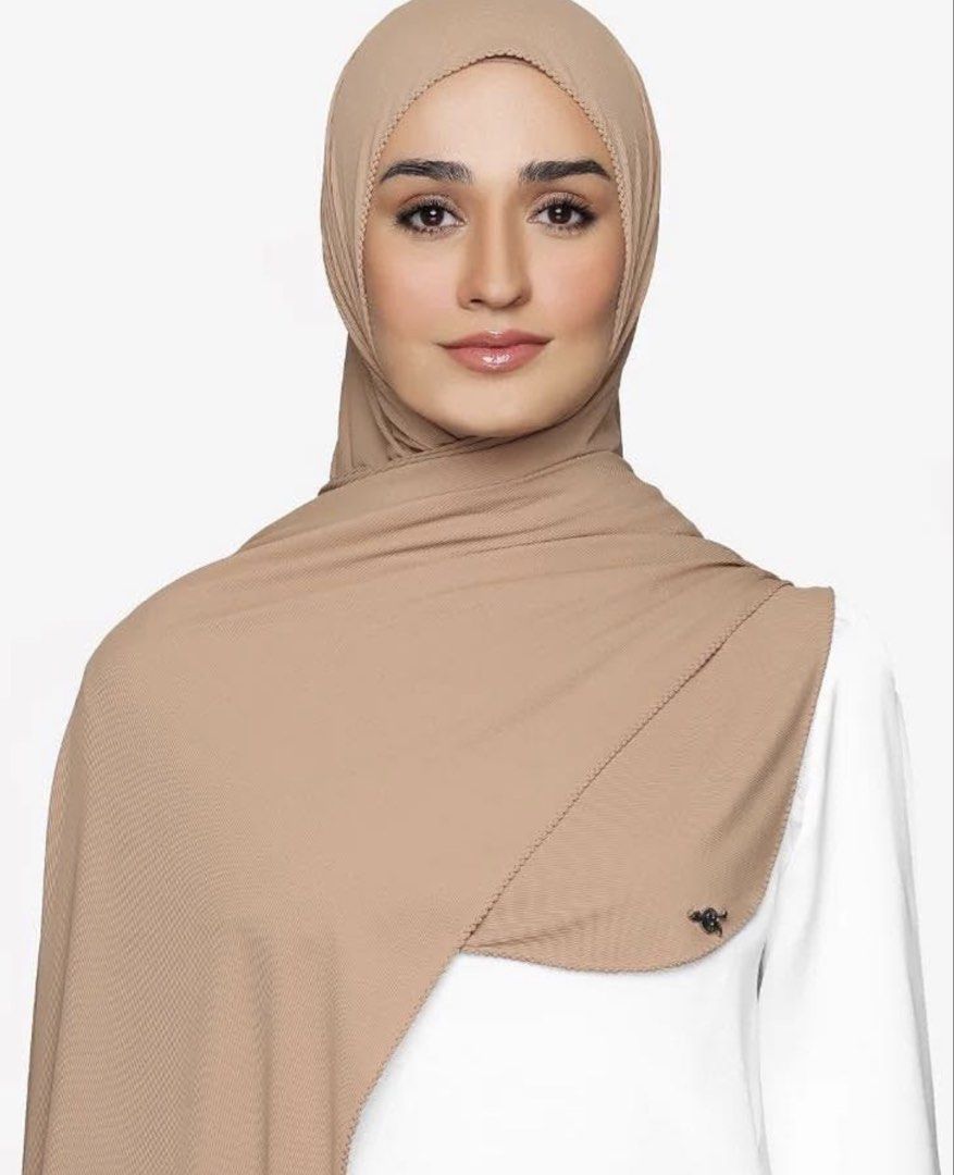 WTS: Original dUCk Textured Jersey Shawl with nanotechnology 🦆✨ (Category: Hijabs) located in Seremban. Submitted by aadrianaadrian (Listing ID 1447742526, Image 1). Description: Kain jersi jenis bertekstur, tak licin, tak pekakkan telinga, dan draf dia memang tiada tandingan. Warna neutral yang sangat senang nak masuk dengan baju apa-apa pun. Conditions : 9.5/10 jarang pakai Harga: RM 70 Postage/COD: KL/SEREMBAN Klik butang chat sekarang sebelu