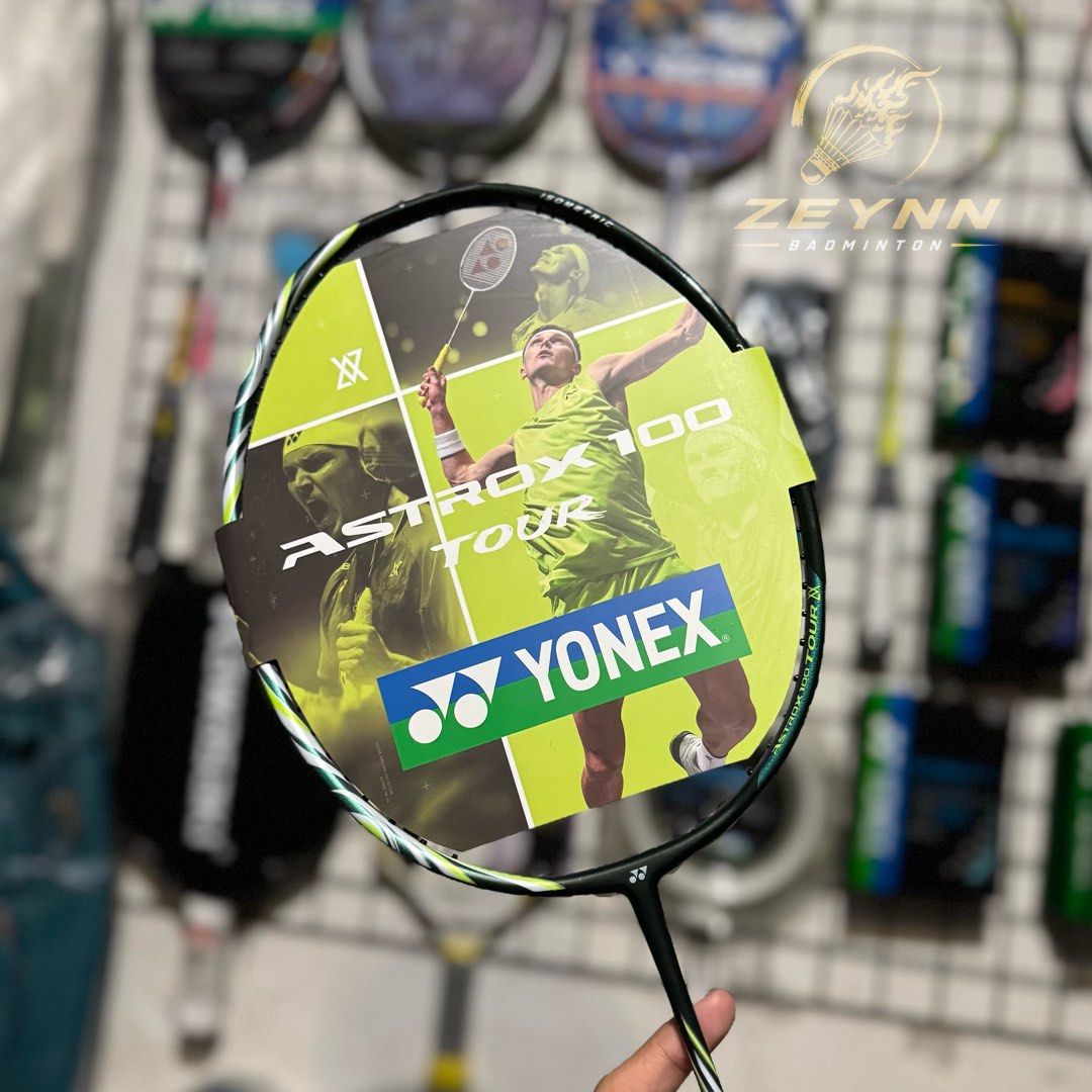Yonex Astrox 100 Tour VA Edition - Authentic / Original (Category: Racket and Ball Sports) located in Las Pinas. Submitted by lvespinaa (Listing ID 1447763640, Image 2). Description: YONEX × VIKTOR AXELSEN | ASTROX 100 TOUR VA 🔥 Viktor Axelsen inspired colorway is now available at ZEYNN BADMINTON! 👊 🏸 Yonex Astrox 100 Tour VA Edition - Dark Olive Specs : ✅ Weight : 4U G5 ( .80g - .84g ) ✅ Balance : Head Heavy ✅ Flex : Stiff ✅ Max Tension : 28L
