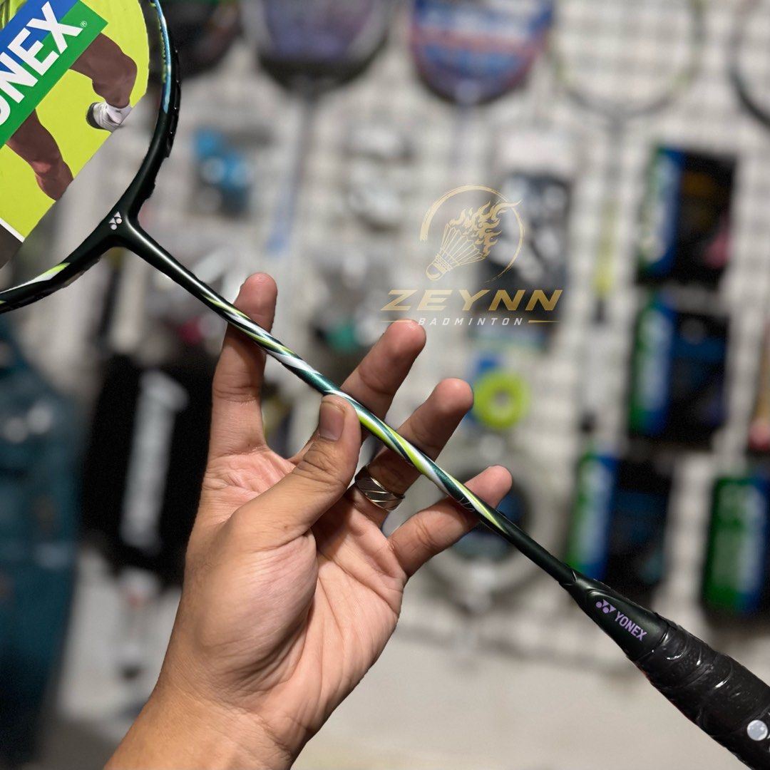 Yonex Astrox 100 Tour VA Edition - Authentic / Original (Category: Racket and Ball Sports) located in Las Pinas. Submitted by lvespinaa (Listing ID 1447763640, Image 3). Description: YONEX × VIKTOR AXELSEN | ASTROX 100 TOUR VA 🔥 Viktor Axelsen inspired colorway is now available at ZEYNN BADMINTON! 👊 🏸 Yonex Astrox 100 Tour VA Edition - Dark Olive Specs : ✅ Weight : 4U G5 ( .80g - .84g ) ✅ Balance : Head Heavy ✅ Flex : Stiff ✅ Max Tension : 28L