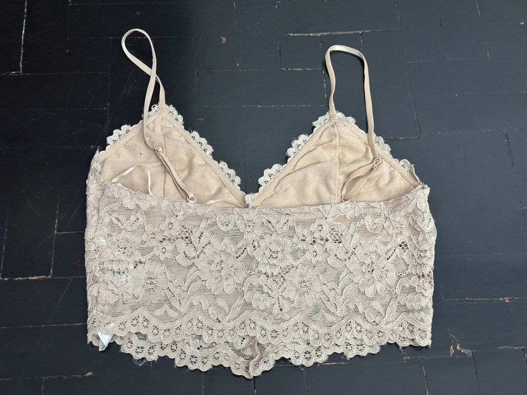 Zara Lace Bralette Crop Top M (Category: Others Tops) located in Manila. Submitted by mae-v (Listing ID 1447828012, Image 2). Description: - Cute lace bralette from Zara - Medium (M) - Features adjustable straps - Versatile: Great for layering or wearing on its own - Material: 65% Polyester, 35% Cotton - Never worn just cut tag.