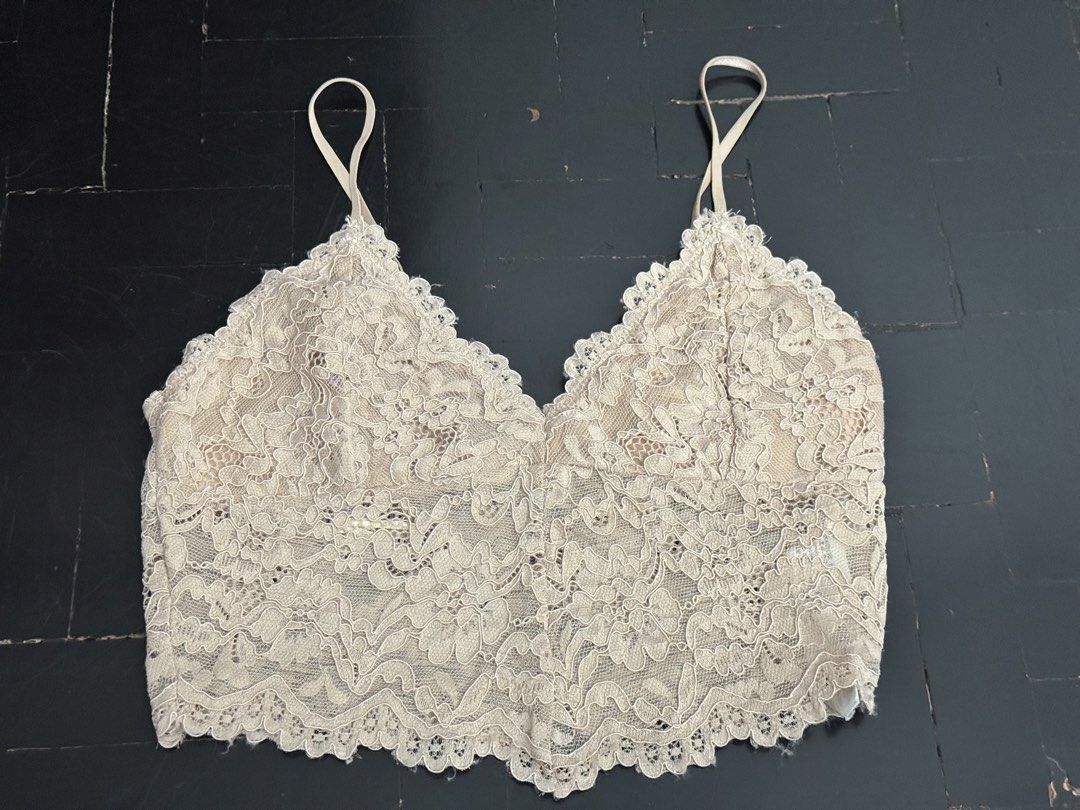 Zara Lace Bralette Crop Top M (Category: Others Tops) located in Manila. Submitted by mae-v (Listing ID 1447828012, Image 1). Description: - Cute lace bralette from Zara - Medium (M) - Features adjustable straps - Versatile: Great for layering or wearing on its own - Material: 65% Polyester, 35% Cotton - Never worn just cut tag.