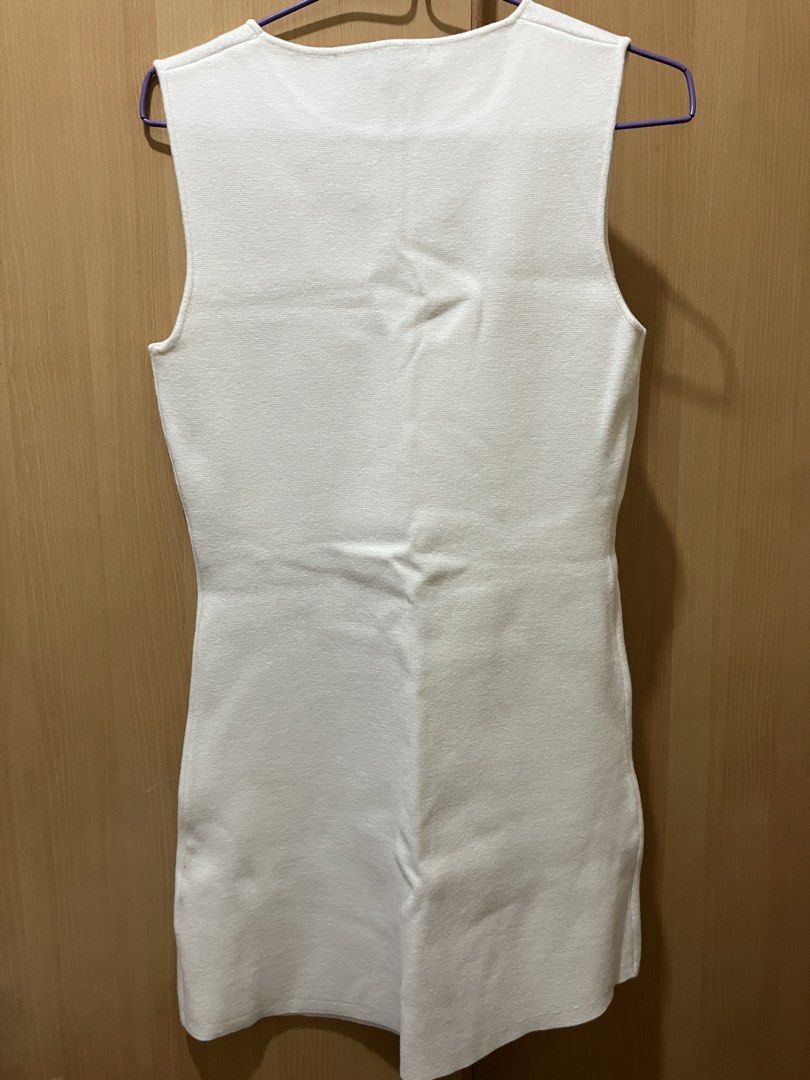 Zara Short Plain Knit Dress (Category: Dresses) located in Makati City. Submitted by cjcole (Listing ID 1447872233, Image 2). Description: Worn only once Material: Viscose, polyamide, polyester .