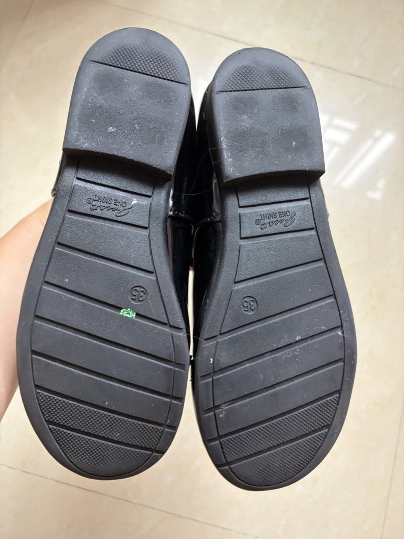 返學皮鞋 （分類：嬰兒及小童流行時尚）位於 Hong Kong。 由 yipsss 提交（商品編號 1448035402，圖片 3）。簡介： Size:35。