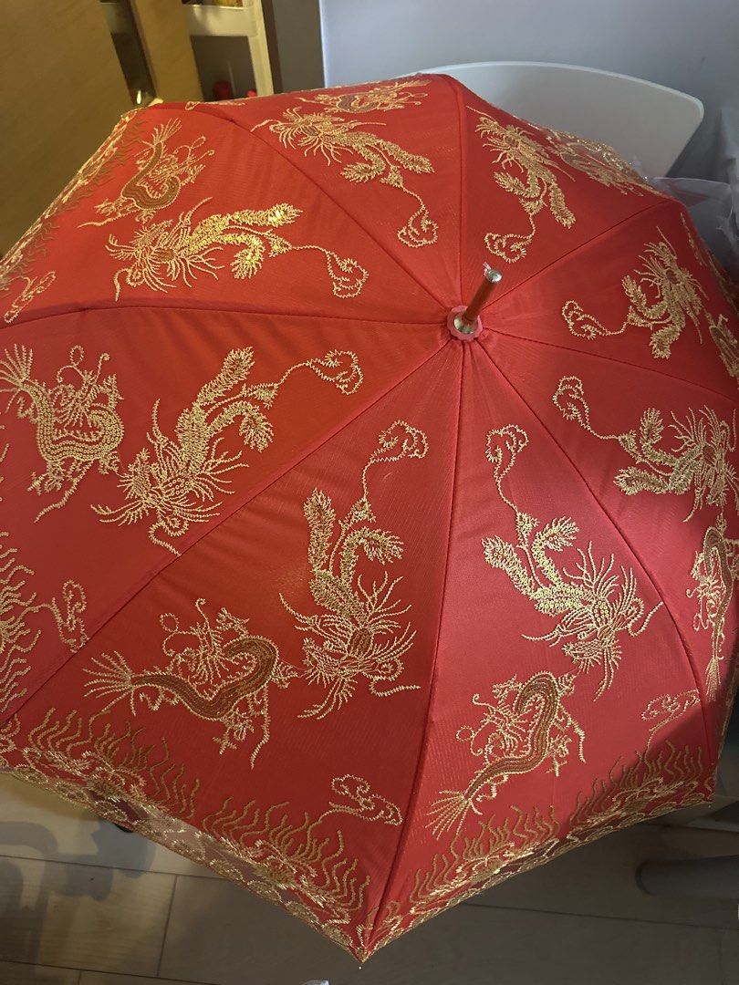 全新金色刺繡 出門紅傘 中式婚禮物資 （分類：其他飾物）位於 Hong Kong。 由 japan1000 提交（商品編號 1447420262，圖片 3）。簡介： 買左返來 最後無用到 最左金色花 同中間 $8一把 最右 金色刺繡 sold。