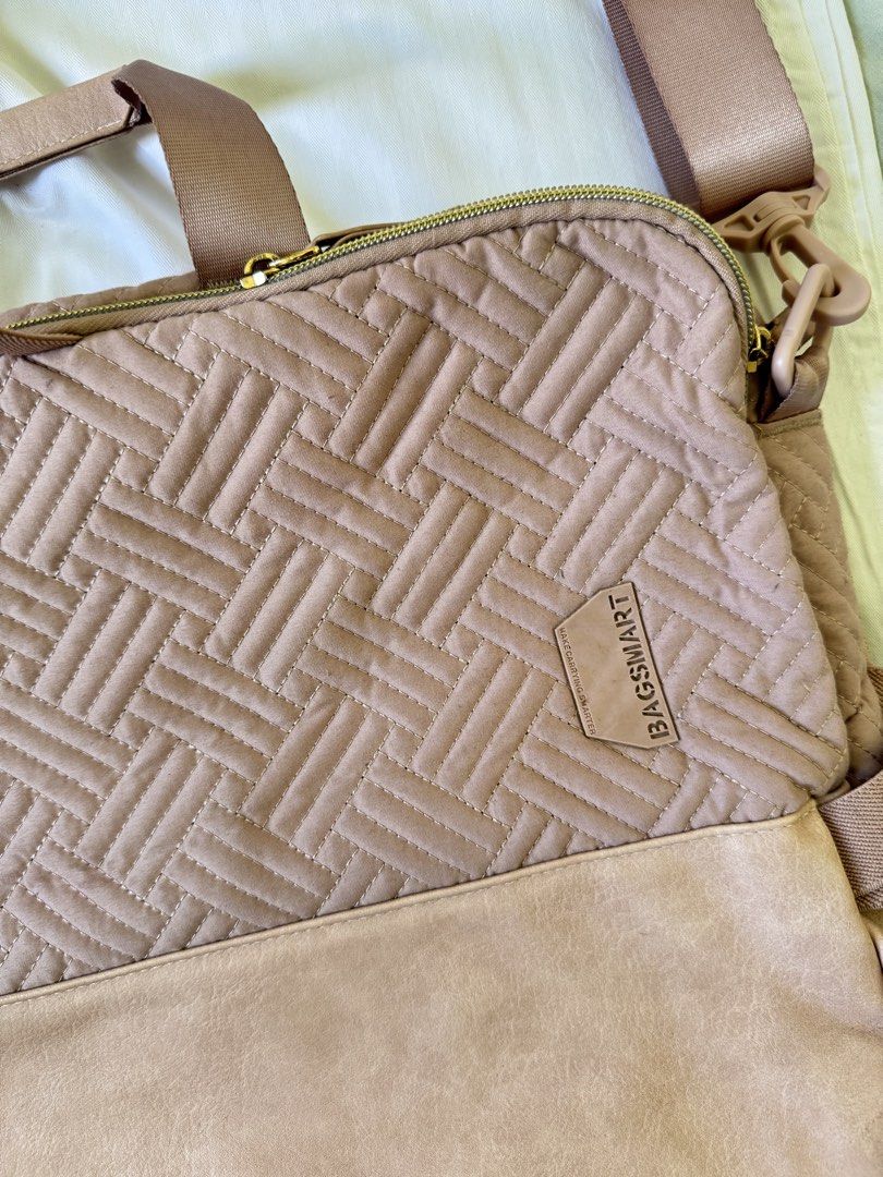 💗✨ PINK LAPTOP/WORK SLEEVE BAG💗✨ (Category: Laptop Bags & Sleeves) located in Cebu City. Submitted by kirbyklarkoutlet (Listing ID 1447909585, Image 3). Description: Bought in the US🇺🇸 Sam's Club. Just needs cleaning!🫧 Multiple compartments for increased efficiency & productivity. .
