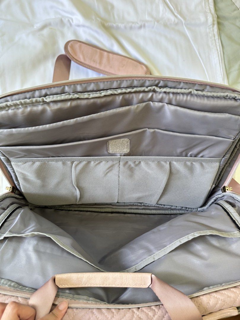 💗✨ PINK LAPTOP/WORK SLEEVE BAG💗✨ (Category: Laptop Bags & Sleeves) located in Cebu City. Submitted by kirbyklarkoutlet (Listing ID 1447909585, Image 2). Description: Bought in the US🇺🇸 Sam's Club. Just needs cleaning!🫧 Multiple compartments for increased efficiency & productivity. .