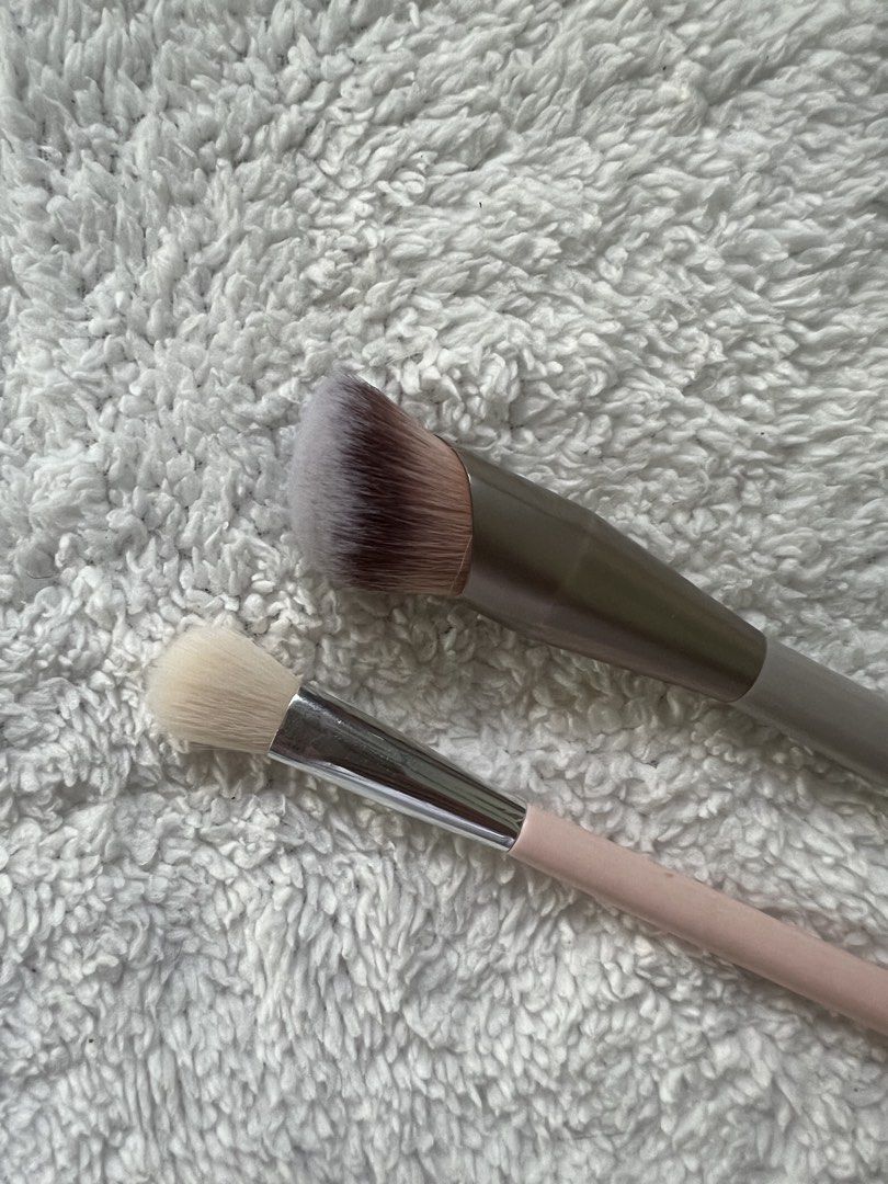 Absidy & Vice Brush Set (Category: Makeup) located in Bacoor. Submitted by dclttrng171 (Listing ID 1447891840, Image 2). Description: Sold as set only. Absidy Foundation Buffing Brush - for liquid/cream products Vice Co Angled Flat Brightening Brush - for concealers/powder highlighters, blush, etc..