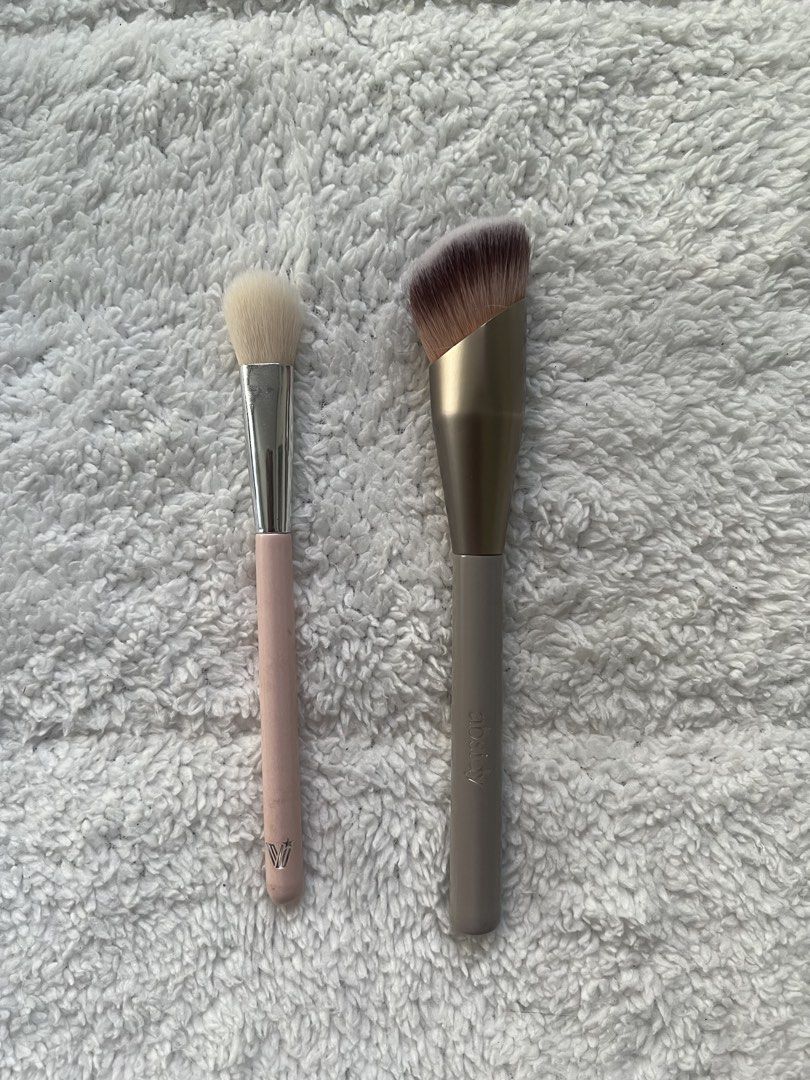 Absidy & Vice Brush Set (Category: Makeup) located in Bacoor. Submitted by dclttrng171 (Listing ID 1447891840, Image 1). Description: Sold as set only. Absidy Foundation Buffing Brush - for liquid/cream products Vice Co Angled Flat Brightening Brush - for concealers/powder highlighters, blush, etc..