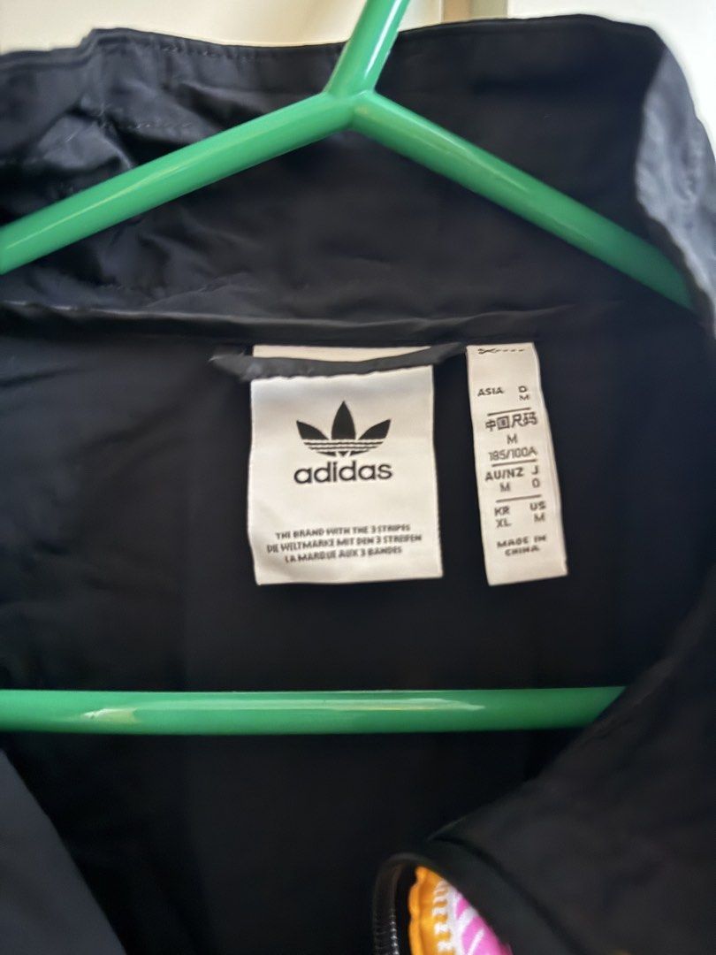 Adidas風褸 （分類：外套及戶外衣服）位於 Hong Kong。 由 wongcheuk 提交（商品編號 1447967658，圖片 3）。簡介： Adidas半拉鍊風褸 男女都啱。