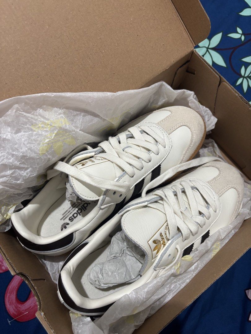 ADIDAS SAMBA OG WHITE - DARKBROWN (Kategori: Sepatu Wanita) berada di Jakarta Timur. Dikirim oleh lestilbs (ID iklan 1448042348, Gambar 1). Deskripsi: 👟 Size 36 2/3 👟 Baru 2 kali pake, karena seharusnya size 37 1/3 dipaksain malah kurang nyaman 🥲 👟 Lengkap dengan box, invoice dan paperbag JDsports (baru beli Maret 2026) Mau tanya tanya boleh DM ajaaa yaa ☺️￼.
