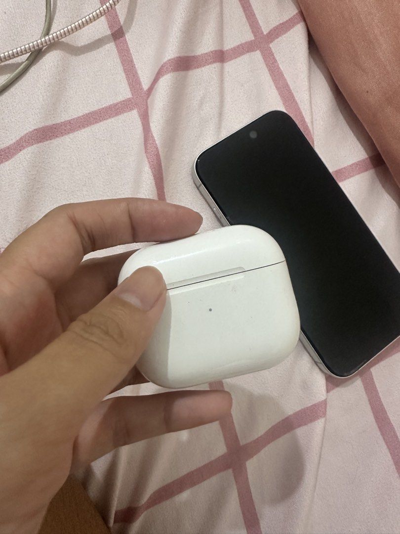 Airpods gen 3 charging case only (Category: Earphones) located in Manila. Submitted by marinellathenadurata (Listing ID 1448023780, Image 1). Description: - Original Airpods Gen 3 Charging Case - Color: White - Condition: Good (used) - Compatibility: Airpods Gen 3 only - Authentic Apple product Rfs: lost left pods.