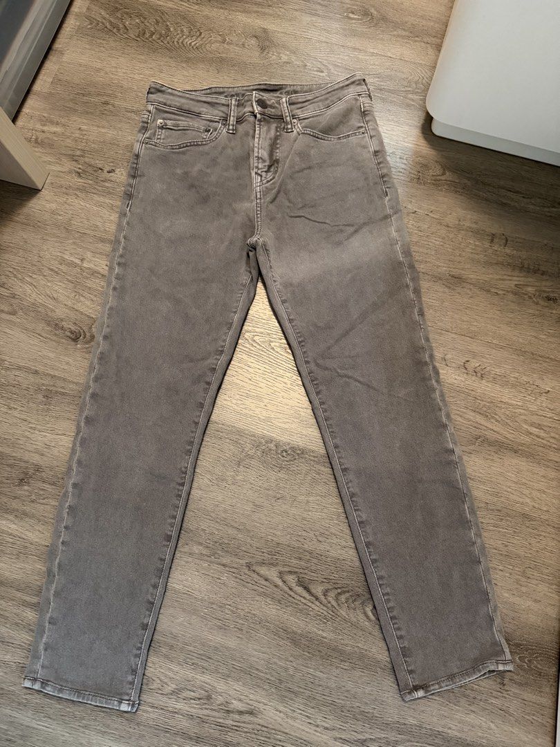American eagle gray pants （分類：牛仔褲）位於 Hong Kong。 由 truewhale.8b998d 提交（商品編號 1447885378，圖片 1）。簡介： Hey there! Up for grabs are these cool American Eagle gray pants, size 28x30. The wash on these is super versatile, and they've got that classic American Eagle vibe. Grab them before they're gone!。