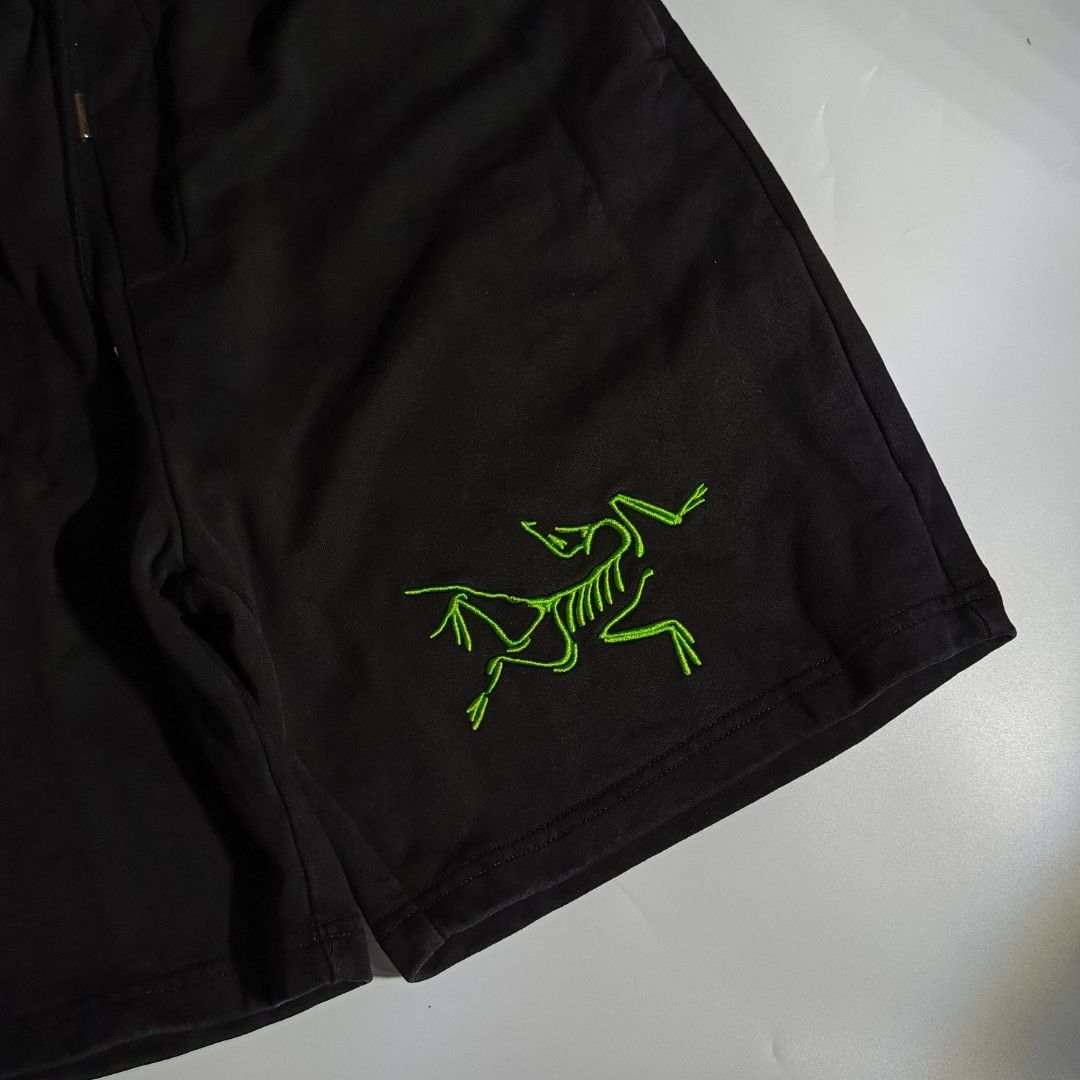 ARC'TERYX Sweatshort (Category: Shorts) located in Manila. Submitted by deftzy (Listing ID 1447901956, Image 2). Description: Excellent condition No issue Waist: 32" - 38" Length: 20" Leg opening: 11".
