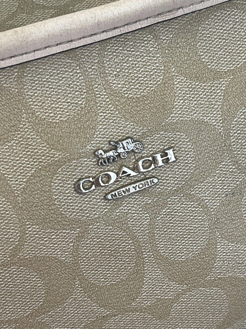 Authentic Coach Signature Tote Bag (Category: Luxury Bags & Wallets) located in Sampaloc. Submitted by arim_14 (Listing ID 1447937204, Image 2). Description: - Authentic Coach tote bag - Zipper: Fully functional - Origin: Made in Vietnam -May signs of used sa handle and body, but still look good in person.
