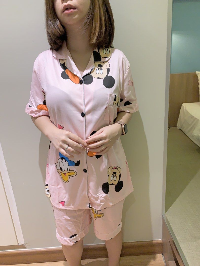 Baju tidur wanita (Kategori: Gaun & Rok) berada di Tangerang. Dikirim oleh silvanathelabel (ID iklan 1447935212, Gambar 2). Deskripsi: Cuci gudang Baju stock online shop One set Celana karet.