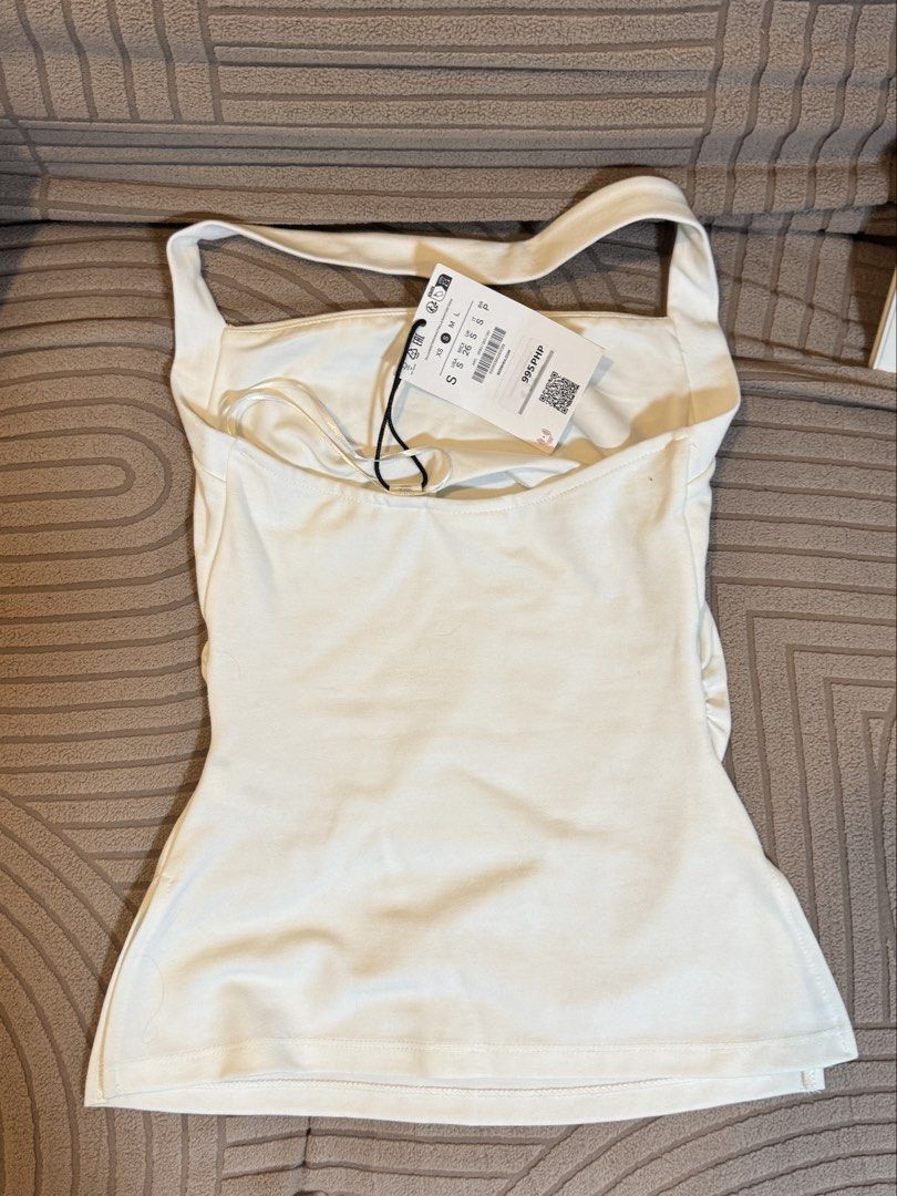 bershka white classy halter neck top (Category: Blouses) located in Quezon City. Submitted by hanwardrobe (Listing ID 1448051161, Image 2). Description: -bnew w tag ₱995 -size small (can fit up to xs).