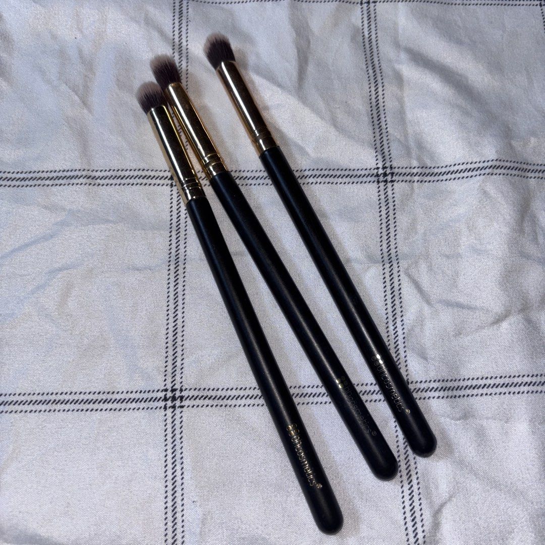 BH cosmetics brush set (Category: Makeup) located in Paranaque City. Submitted by graceyy.rp (Listing ID 1447965605, Image 1). Description: FS: BH Cosmetics Eye Brush Set 3pcs - ₱250 repriced Includes: 3pcs Eye Brushes - blending & shader brushes Gold ferrule, black handle, legit BH Cosmetics Condition: Preloved, washed & sanitized. Bristles intact, minimal shedding. Good for eyeshadow blending. RFS: Decluttering, need funds Pick-up Manila / Lala