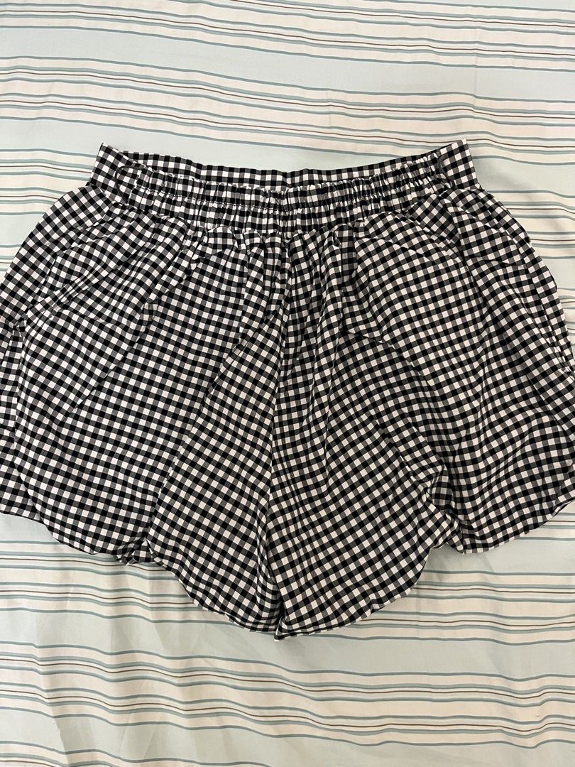 Black and white balloon shorts (Category: Shorts) located in Tuguegarao City. Submitted by declutterf (Listing ID 1447961419, Image 2). Description: Very pretty when worn! Has garter at the back Fits Xs-S.