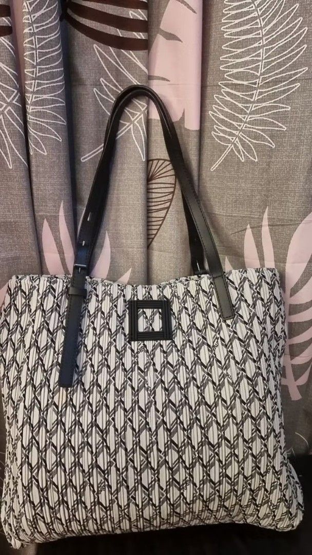 Rouge and Lounge Black and White Geometric Tote Bag with Leather Straps (Category: Tote Bags) located in Antipolo. Submitted by brainchelle (Listing ID 1447900721, Image 1). Description: FREE SHIPPING! ROUGE and LOUNGE Looks like new! No Issues. - Stylish black and white geometric pattern tote bag. - Features durable black leather straps. - Ample space for your daily essentials. - Ideal for casual outings and everyday wear..