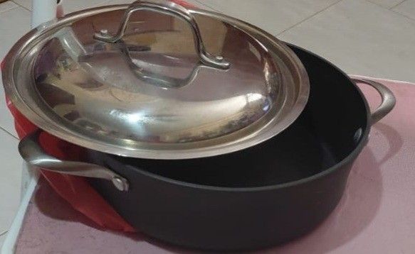 Black Pot with Stainless Steel Lid