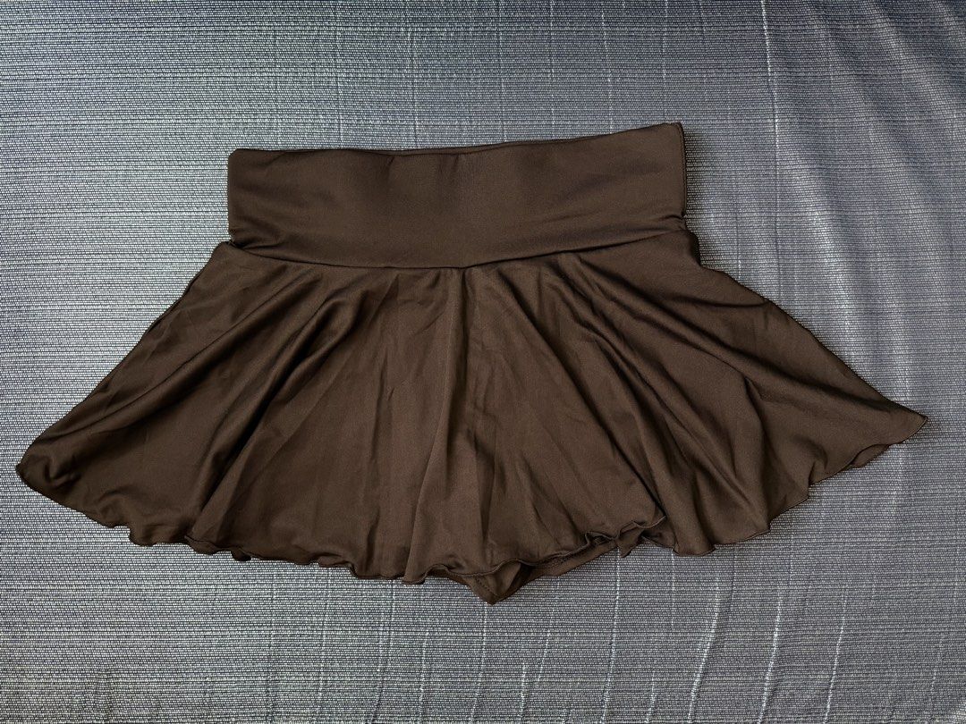 Black Sport Skirt with Pockets (Category: Skirts) located in Mandaluyong City. Submitted by adrenalin01 (Listing ID 1448011435, Image 2). Description: - Black sport skirt - Built-in shorts - Convenient pockets for phone or keys - Ideal for running, tennis, or casual wear - Brand new Rfs: wrong size.
