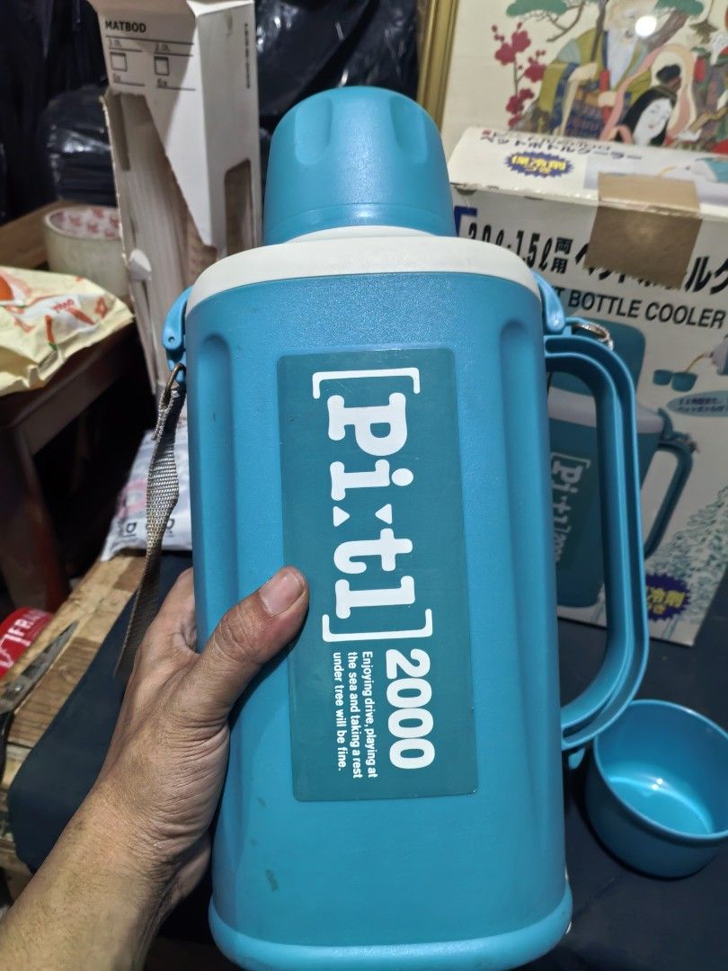 Bottle Cooler (Category: Other Kitchenware & Tableware) located in Cebu City. Submitted by dudes_villanueva (Listing ID 1447884882, Image 3). Description: Pi:tl 2000 Bottle Cooler Like New with Box 📌 Is designed to hold 1.5L or 2.0L PET bottles and features a bright blue body. 📌 It includes a shoulder strap for easy carrying and a matching blue cup lid. 📌 The product comes with a dedicated ice pack to keep beverages cold. 📌 Old Stock still in