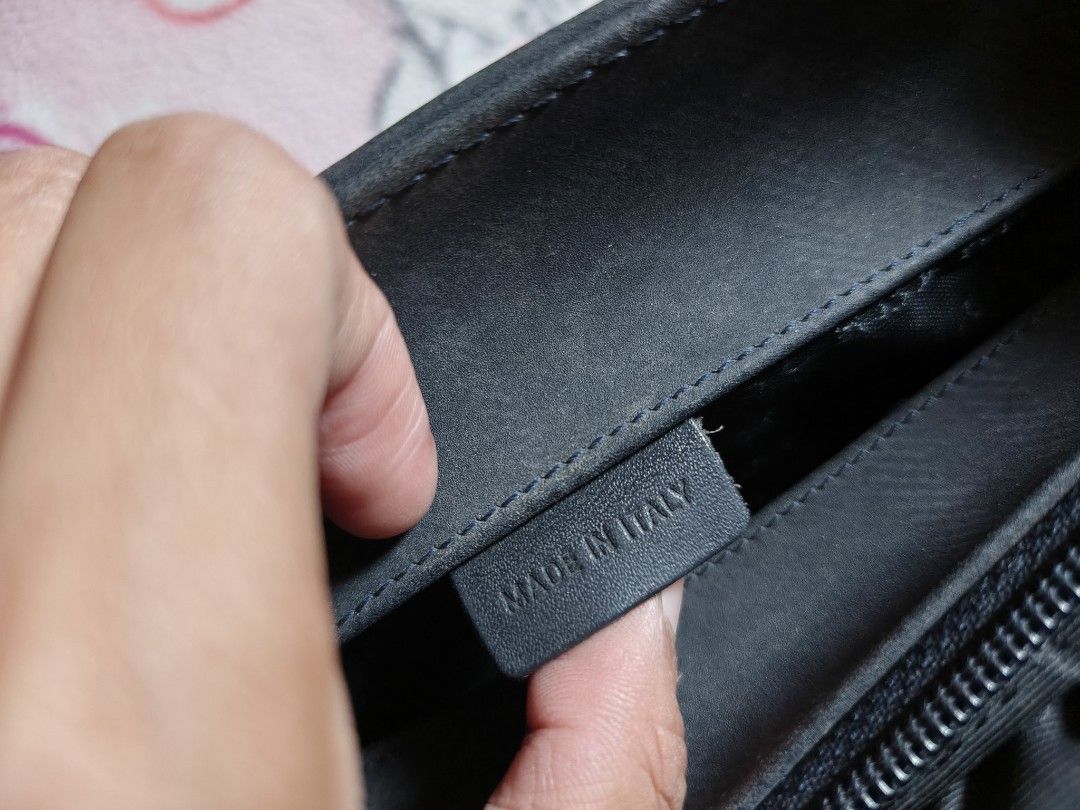 Burberry (Category: Luxury Bags & Wallets) located in Santa Cruz. Submitted by lesterpogs30 (Listing ID 1447935342, Image 3). Description: Burberry handbag in good condition.