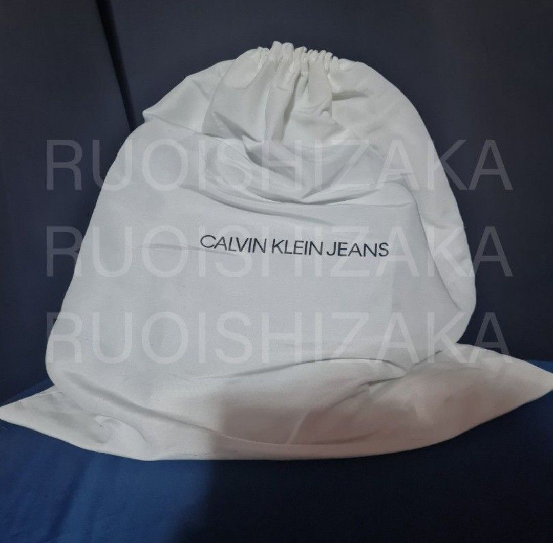 Calvin Klein jeans cross body bag (Category: Luxury Bags & Wallets) located in Antipolo. Submitted by liffty2020 (Listing ID 1448015111, Image 2). Description: like new, medj madumi lang ung dust bag - price is negotiable.