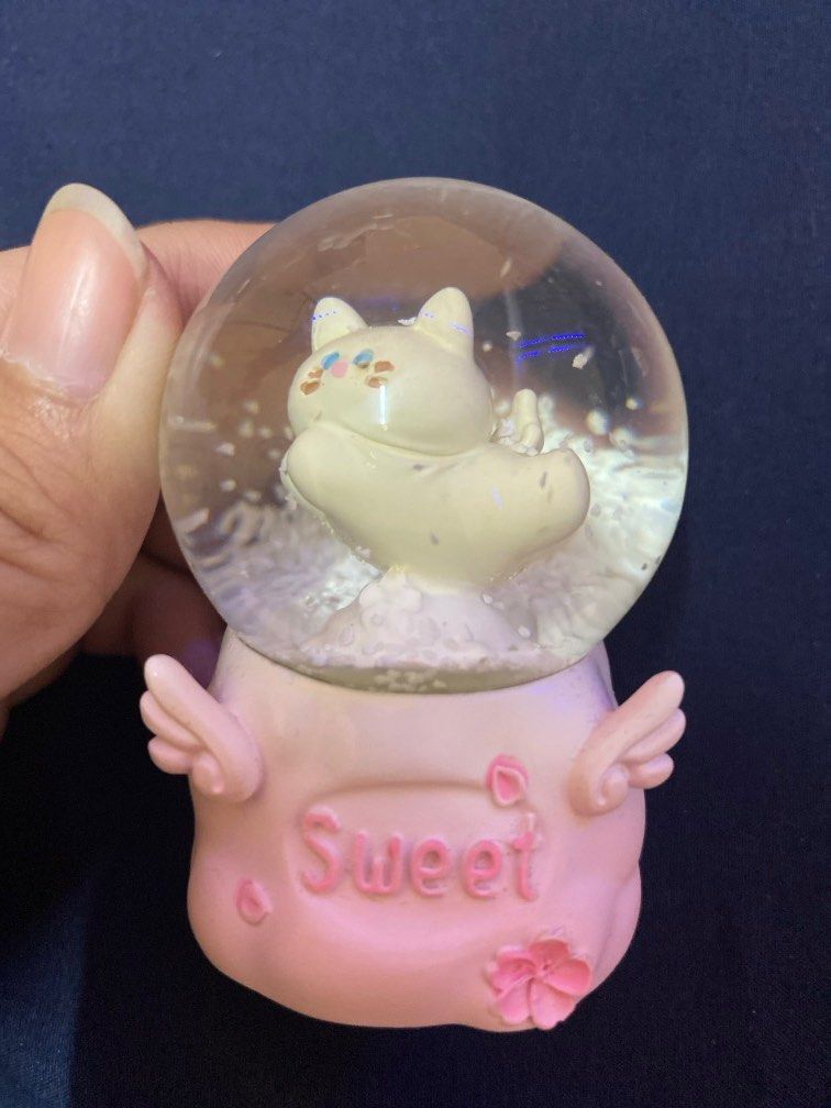 Cat Snow Globe (Category: Toys & Games) located in Papar. Submitted by cococlairee (Listing ID 1447979110, Image 2). Description: its cuteeee.
