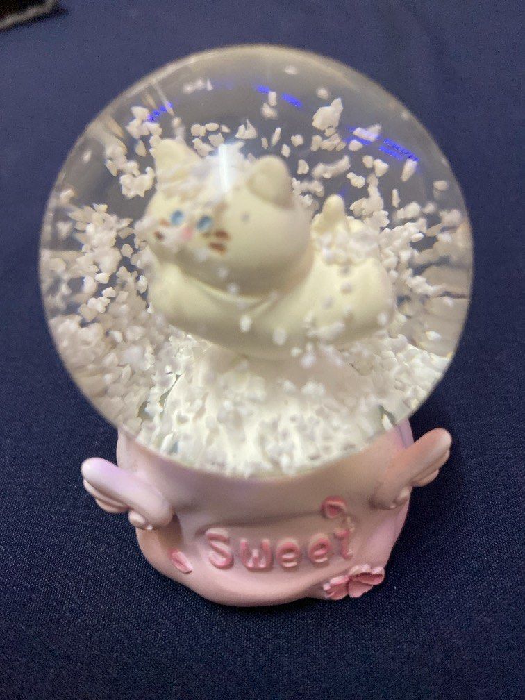 Cat Snow Globe (Category: Toys & Games) located in Papar. Submitted by cococlairee (Listing ID 1447979110, Image 1). Description: its cuteeee.