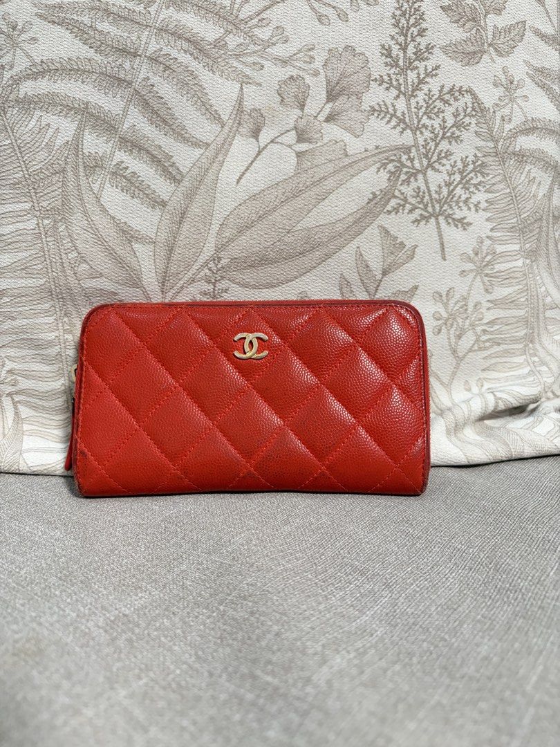 Chanel zippy wallet caviar authentic (Category: Luxury Bags & Wallets) located in Las Pinas. Submitted by lovedmnl (Listing ID 1448006446, Image 1). Description: Chanel wallet 6 card slots.