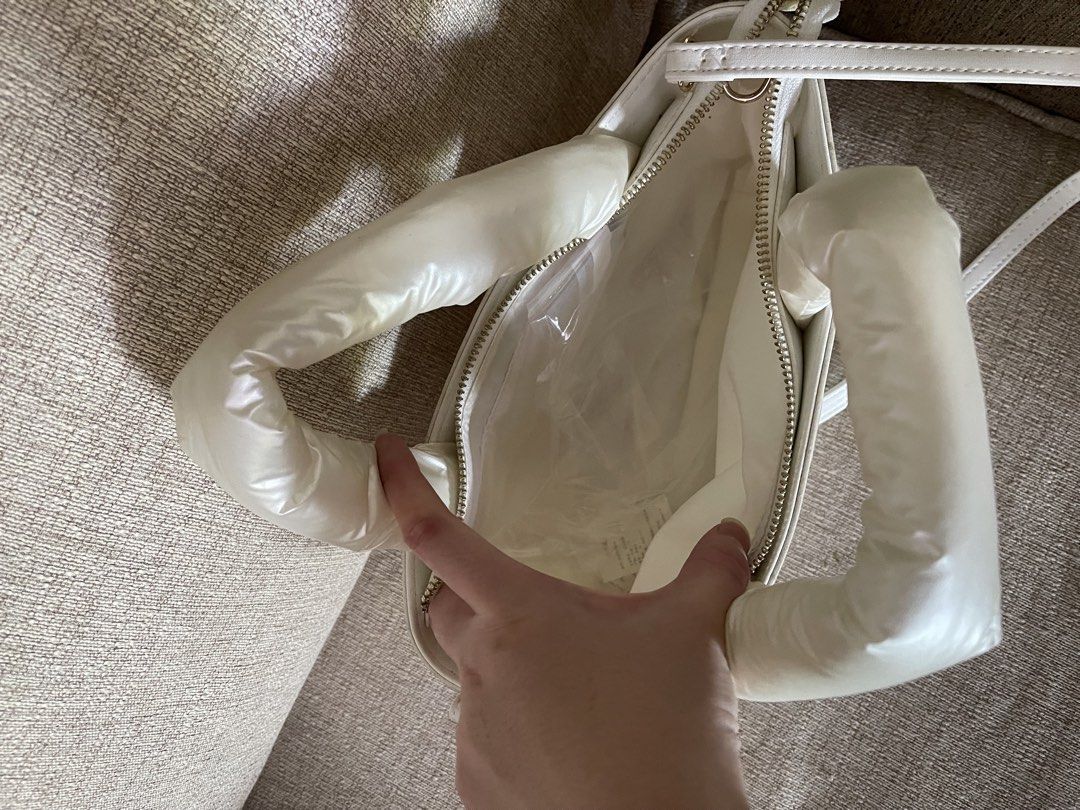 Charlotte Tilbury Puffer Bag White (Category: Luxury Bags & Wallets) located in Davao. Submitted by julyanna522 (Listing ID 1447916217, Image 2). Description: - Brand new - With detachable sling - Bought from beautyhub.dvo - RFS: Decluttering Slightly negotiable for sure buyers 😊 .