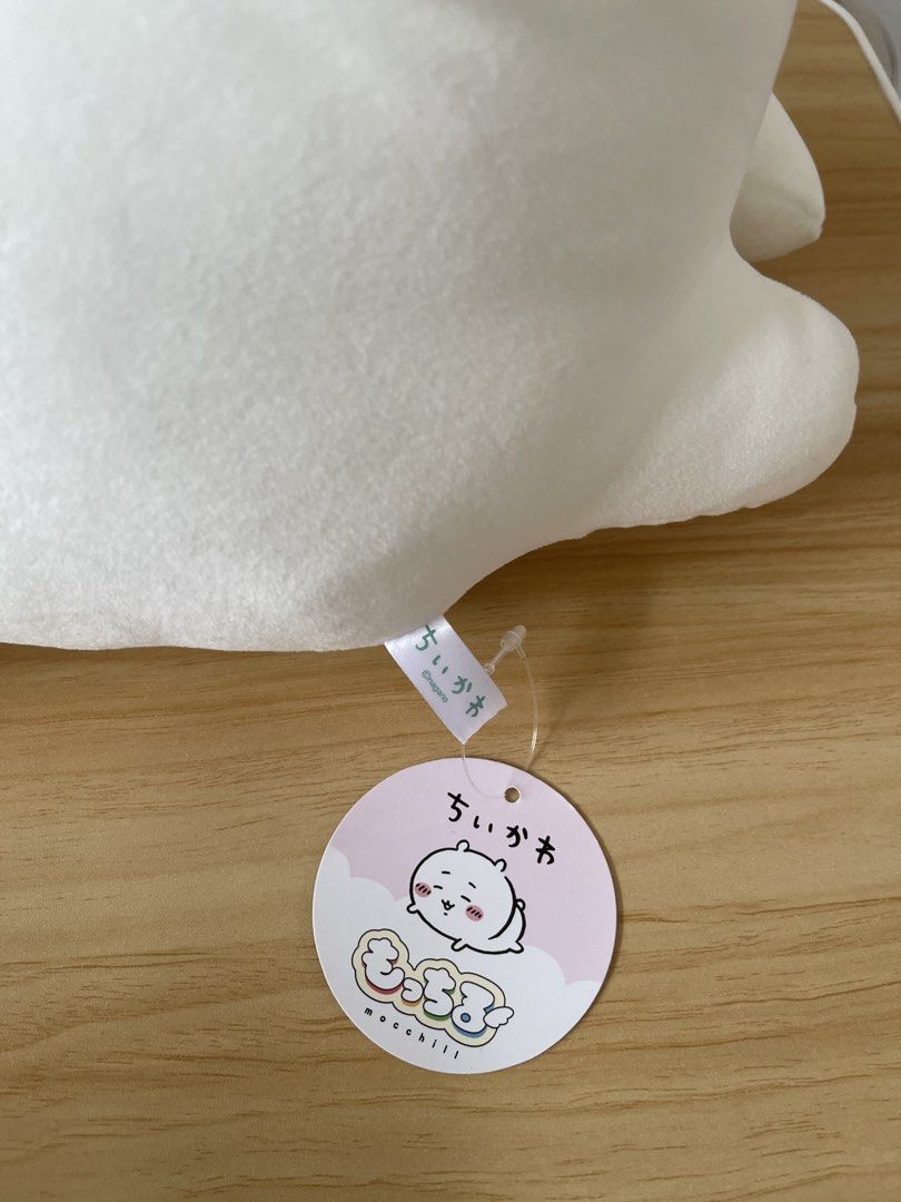 Chiikawa 軟綿綿 抱枕 （分類：絨毛玩具）位於 Hong Kong。 由 tlptreewoody903903 提交（商品編號 1447923751，圖片 3）。簡介： 摸落去軟熟熟，好舒服。啱晒放喺梳化或者床上面，陪你睇電視或者瞓覺。送禮自用都一流！。