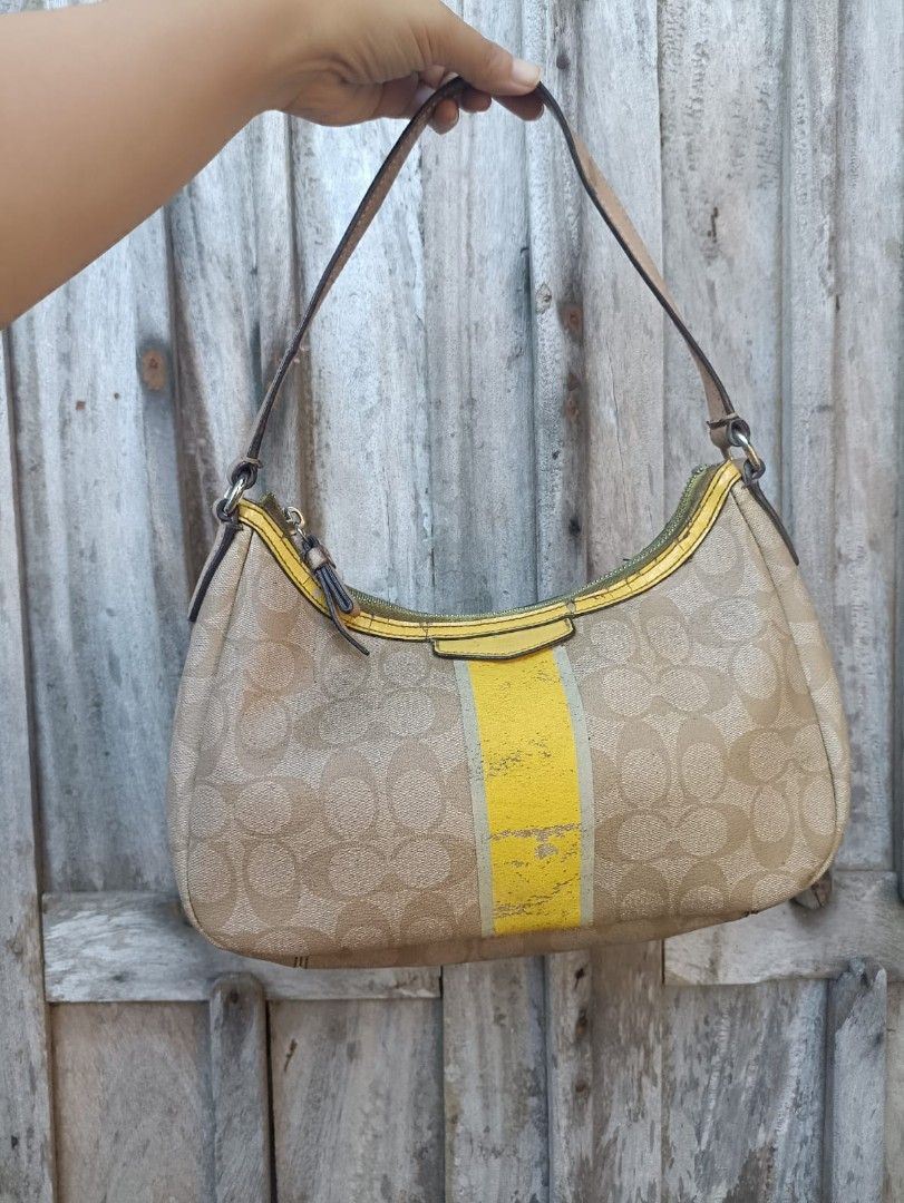 COACH Original Handbag noser tembus (Kategori: Tas & Dompet) berada di Pandak. Dikirim oleh muchan_preloved (ID iklan 1447914003, Gambar 1). Deskripsi: noser tembus kondisi seperti di foto.