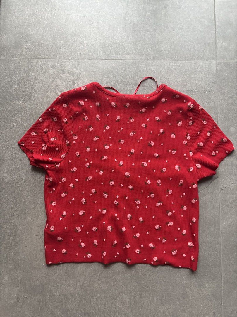 Cotton On Red Floral Button Up Cropped Top (Category: Blouses) located in Cavite. Submitted by pre.chesca (Listing ID 1447978761, Image 2). Description: - xxs on tag .
