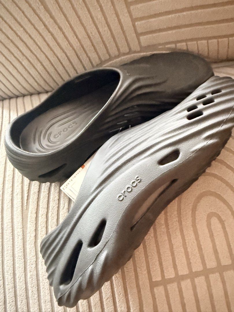 Crocs Echo Wave Clogs (Category: Slippers & Slides) located in Taytay. Submitted by stylemomma (Listing ID 1447902078, Image 3). Description: - Brand new Crocs Echo Wave Clogs - Color: Black - Size: US M10 / W12 (EUR 43-44) - Condition: Unworn, with original tags attached - Style: Modern, comfortable, and versatile.