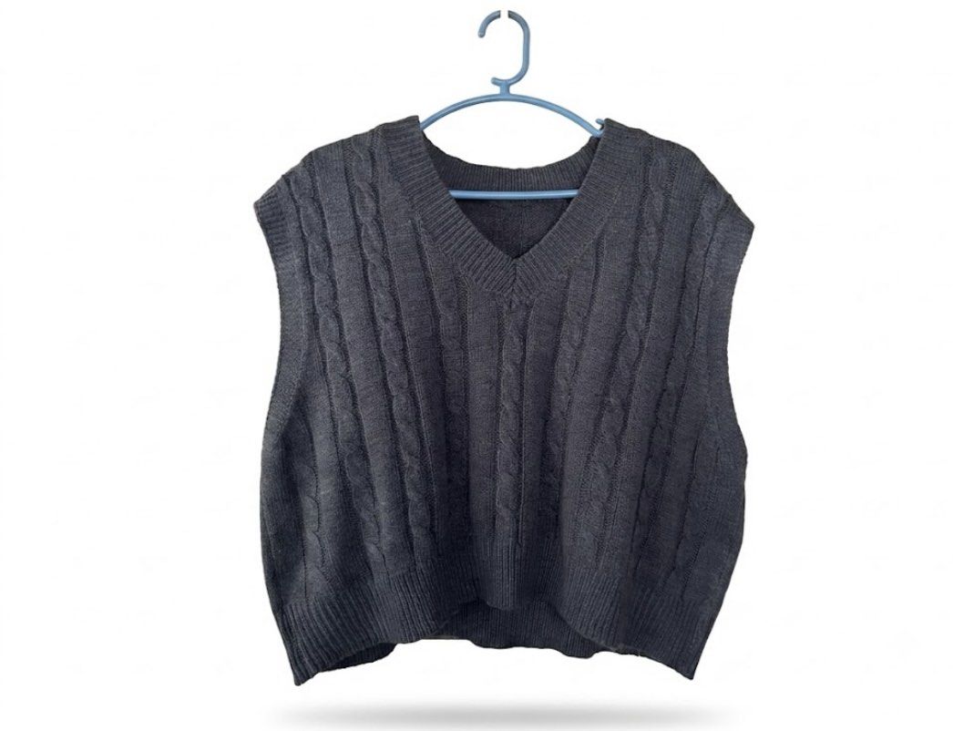 Cropped Grey Knitted V-Neck Vest plus size (Category: Vests) located in Jaen. Submitted by og.eyrahh (Listing ID 1447954115, Image 1). Description: -Surplus xl -very cropped -up to 42 bust and 39 waist -worn oce rfs: not my style negotiable as long as reasonable loc: nueva ecija mod: direct jnt mop:cashg.