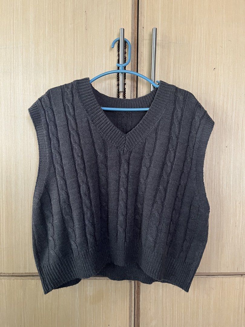 Cropped Grey Knitted V-Neck Vest plus size (Category: Vests) located in Jaen. Submitted by og.eyrahh (Listing ID 1447954115, Image 2). Description: -Surplus xl -very cropped -up to 42 bust and 39 waist -worn oce rfs: not my style negotiable as long as reasonable loc: nueva ecija mod: direct jnt mop:cashg.