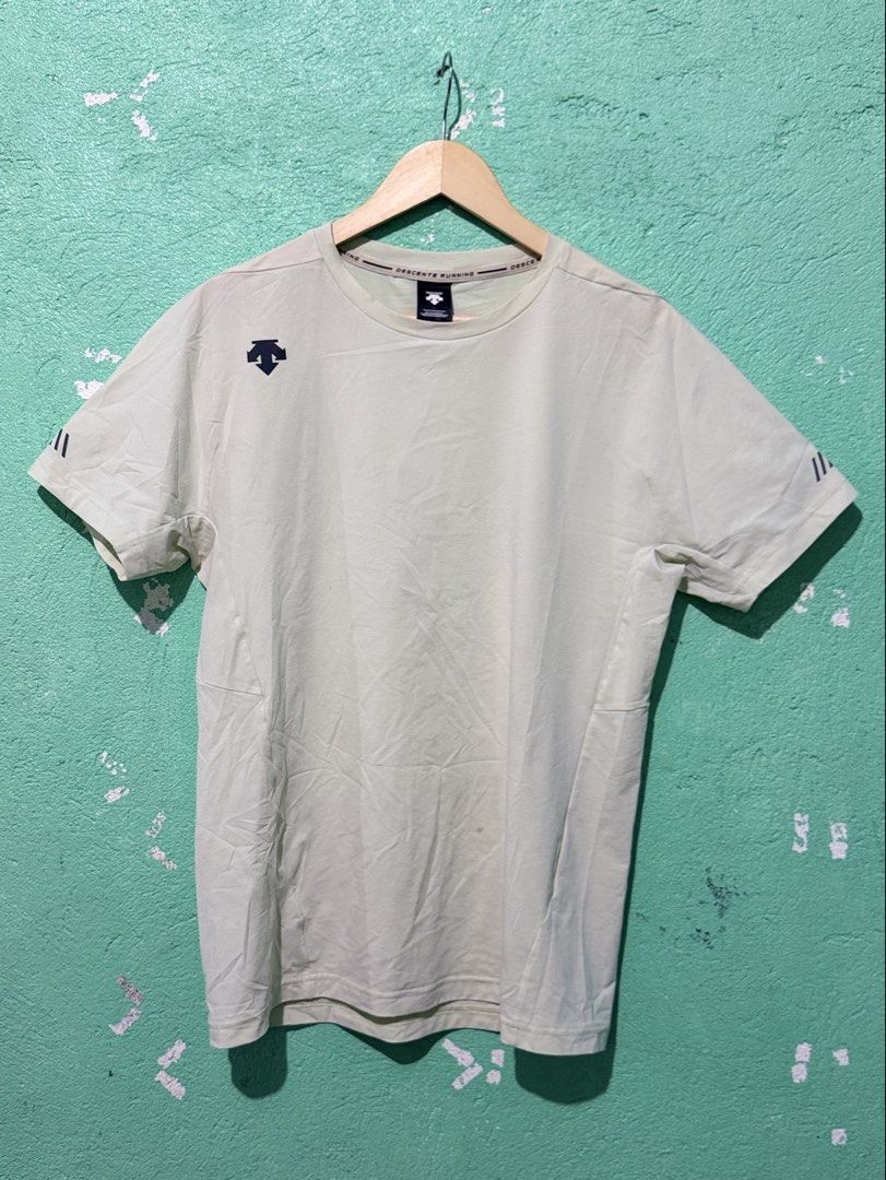 Descente Running Dri Fit Tee (Category: Activewear) located in Baguio. Submitted by ragstorichesph (Listing ID 1448026629, Image 2). Description: descente running drifit material authentic excellent to as new W21 L28 (stretchable) has minor washable stains baguio.